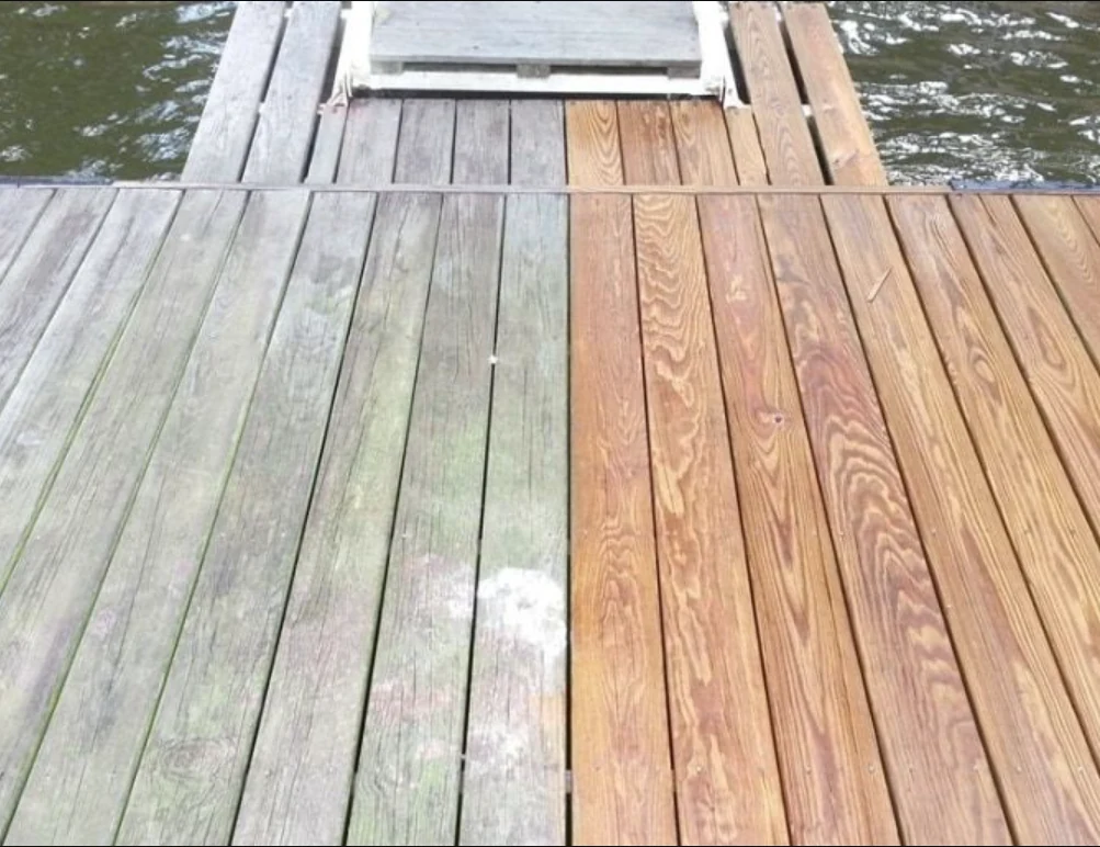 Verweerd hout links, hersteld hout rechts op een houten oppervlak